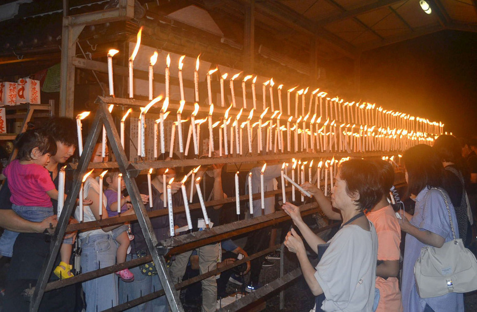 和歌山県橋本市の光三宝荒神社で営まれた「献灯祭」＝14日夜