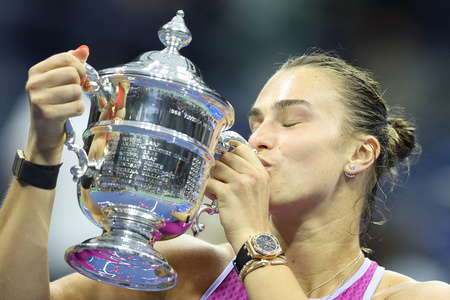 全米オープンテニス、女子シングルス決勝。トロフィーにキスするアリーナ・サバレンカ（2024年9月7日撮影）。