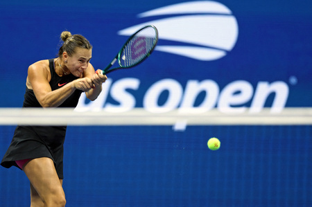 全米オープンテニス、女子シングルス準決勝。リターンを打つアリーナ・サバレンカ（2024年9月5日撮影）。