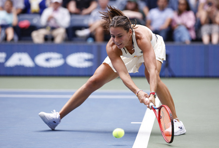 全米オープンテニス、女子シングルス3回戦。リターンを打つエマ・ナバーロ（2024年8月30日撮影）。