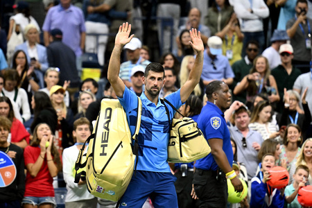 全米オープンテニス、男子シングルス3回戦。試合に敗れた後、声援に応えながらコートを後にするノバク・ジョコビッチ（2024年8月30日撮影）。