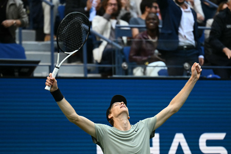 全米オープンテニス、男子シングルス決勝。優勝を喜ぶヤニック・シナー（2024年9月8日撮影）。