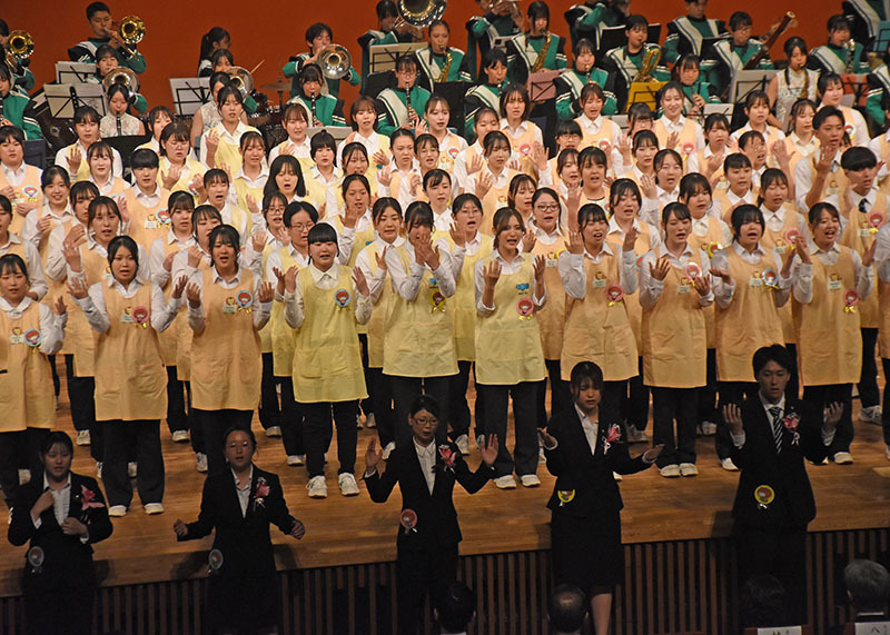 学生らが母校の節目を祝した専大北上福祉教育専門学校の創立60周年式典