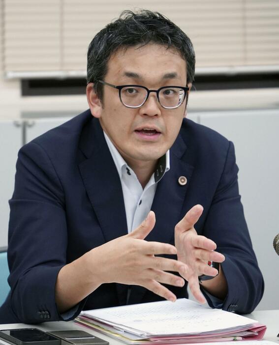 記者会見で発言する、女性側代理人の今西雄介弁護士＝30日午後、神戸市