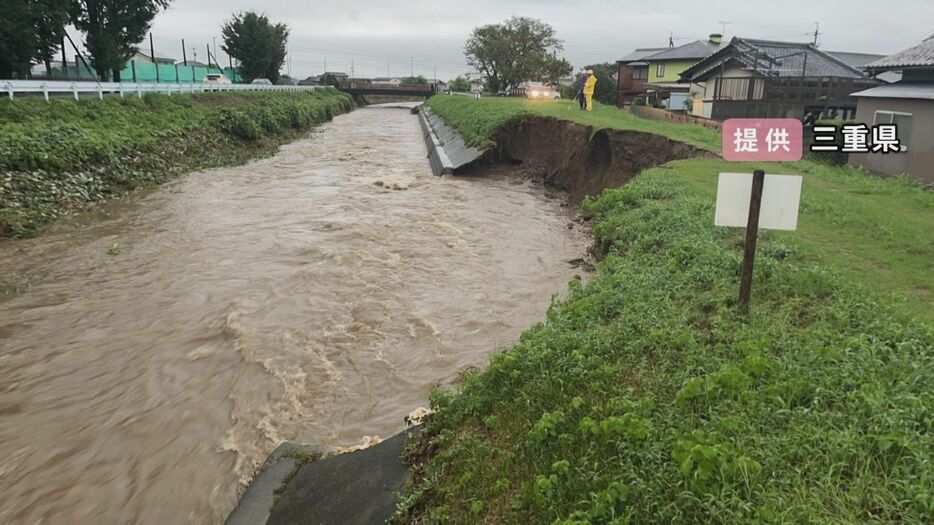 堤防が崩れた三重県松阪市の堀坂川 画像:三重県提供