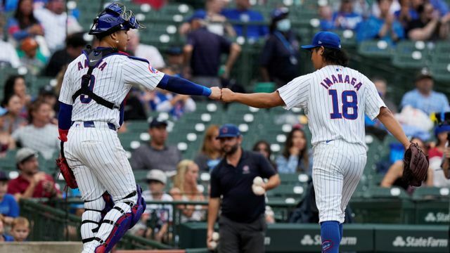 バッテリーとグータッチする今永昇太投手(写真：AP/アフロ)