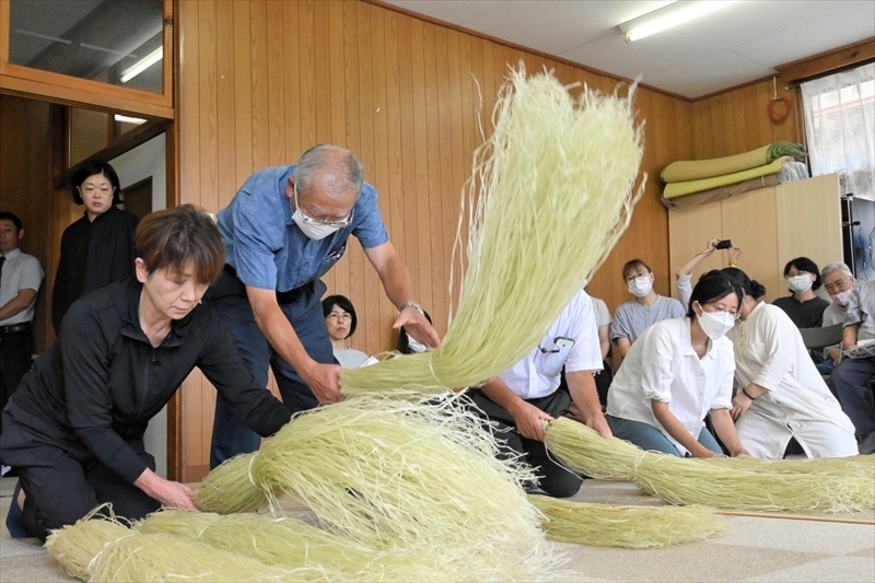 からむしの品質を確認する鑑定人＝大芦福祉館