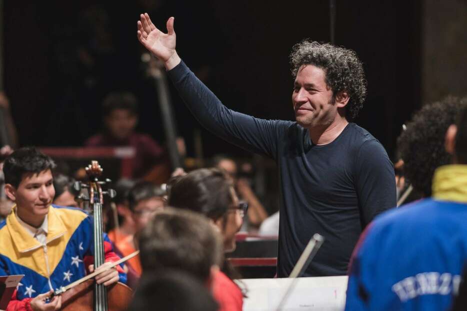 メキシコでのコンサートで笑顔を見せるドゥダメル©The　Gustavo　Dudamel　Foundation／Gerardo　Nava