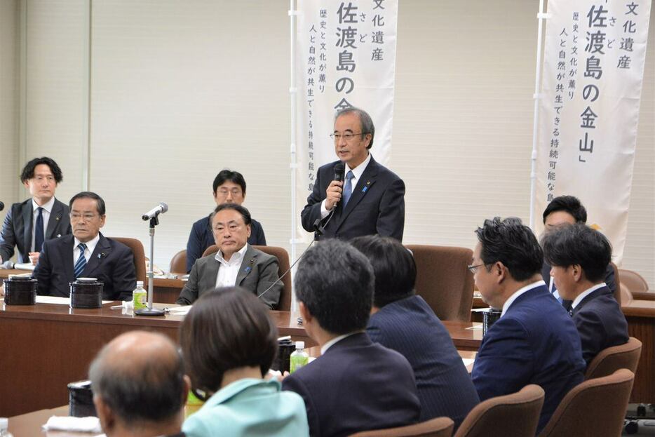 佐渡金山の遺産登録に向けた協力に感謝の言葉を述べる新潟県の花角英世知事（中央）＝27日午後、新潟市中央区の県議会棟（本田賢一撮影）