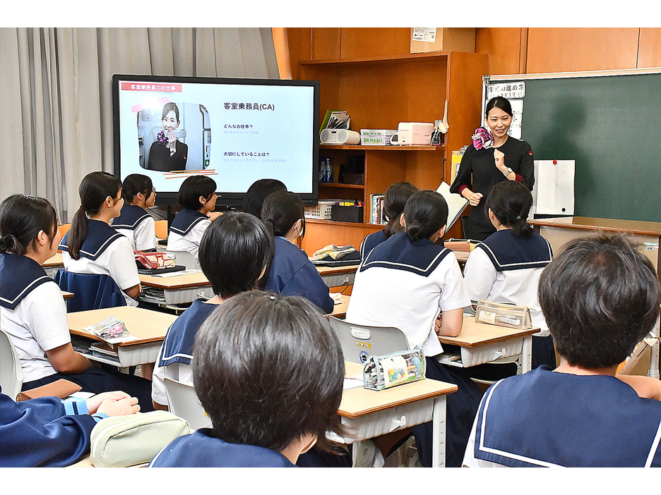 今井香里さんの話を熱心に聞き入る生徒たち＝25日、鹿児島県奄美市笠利町