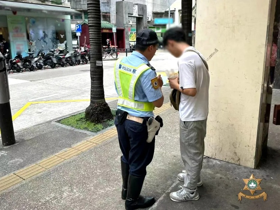 マカオ治安警察局が実施した歩行者の道路横断違反に対する取り締まりの様子（写真：マカオ治安警察局）