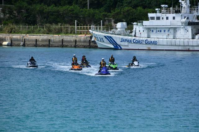 海上からの安全啓発活動に出発する水上バイク＝31日、長山港