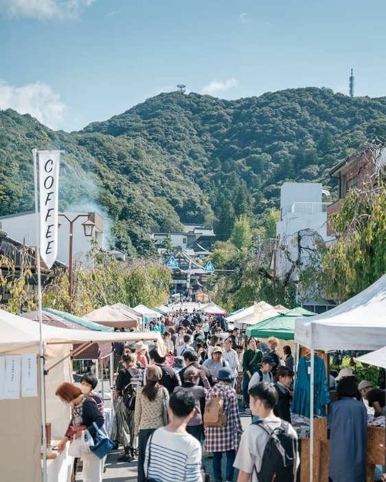 伊奈波神社の参道で開かれたイベント。５０店舗が出店、約４００人が来場した＝２０２３年１０月（岐阜まち家守提供）