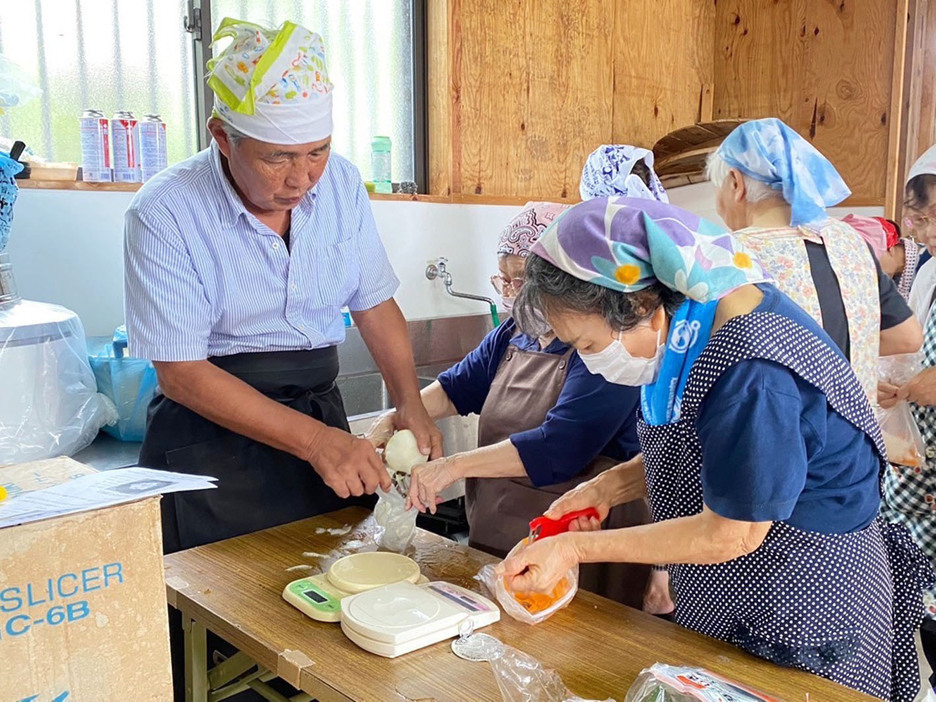 災害時にも役立つ湯せん調理法を学ぶ参加者ら＝25日、鹿児島県奄美市笠利町（提供写真）