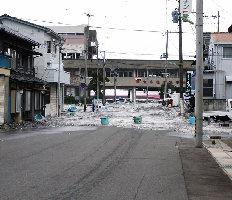 街に第2波の津波がやってくるところ。ここでは車で逃れ、しばらくしたあとの第3波に高橋さんは飲み込まれる。