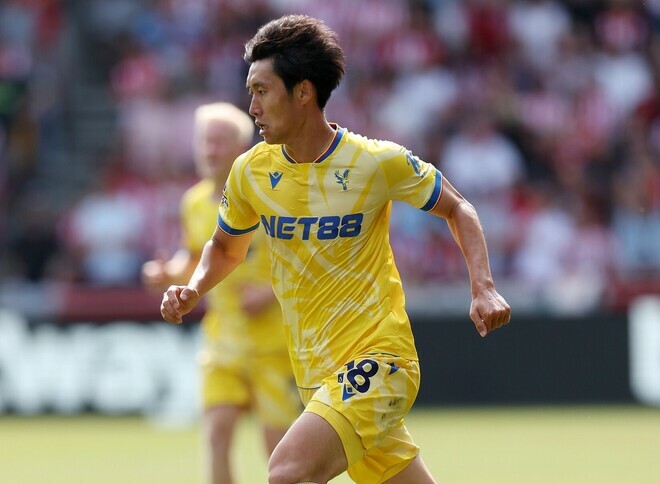 QPR戦でボランチでプレーした鎌田。(C)Getty Images