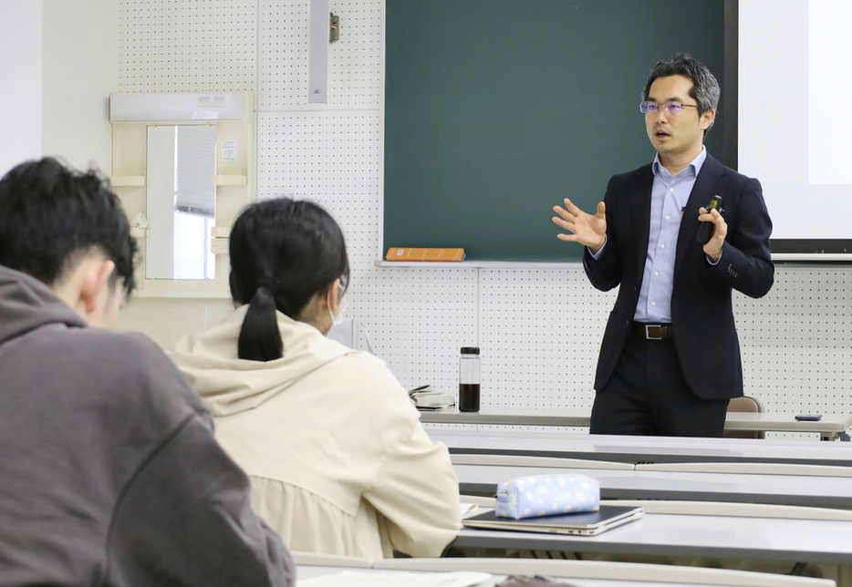 熊本大が工学部に今春導入した「半導体デバイス工学課程」の授業で解説する百瀬健教授＝2024年4月、熊本