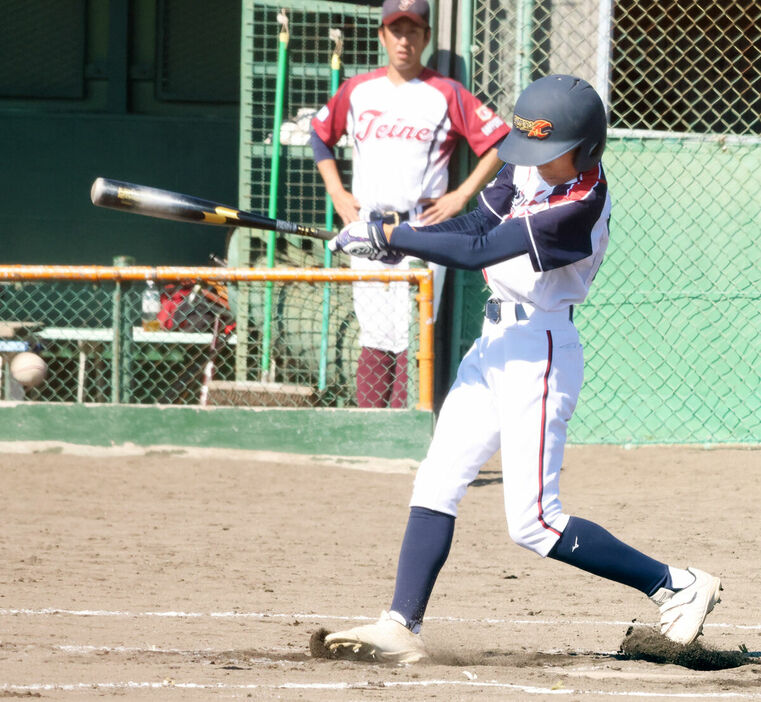 ５回２死二、三塁で勝ち越しの適時打を放った札幌北広島の関川