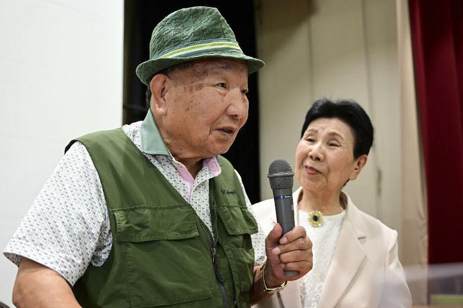 再審無罪判決が出て、集会で支援者らに思いを語る袴田巌さん（左）。右は姉ひで子さん＝29日午後、静岡市葵区