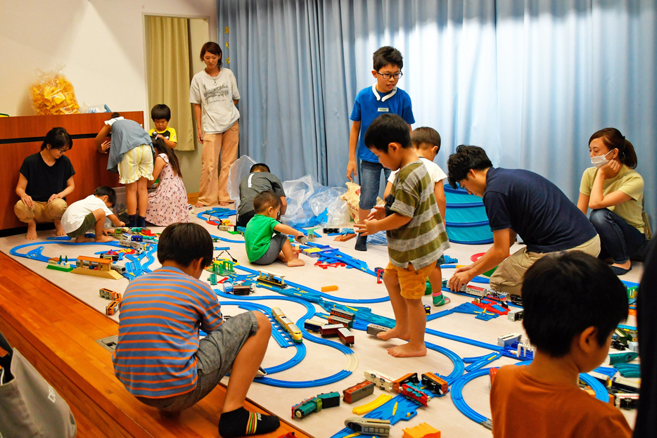 プラレールひろばで遊ぶ子どもたち＝同