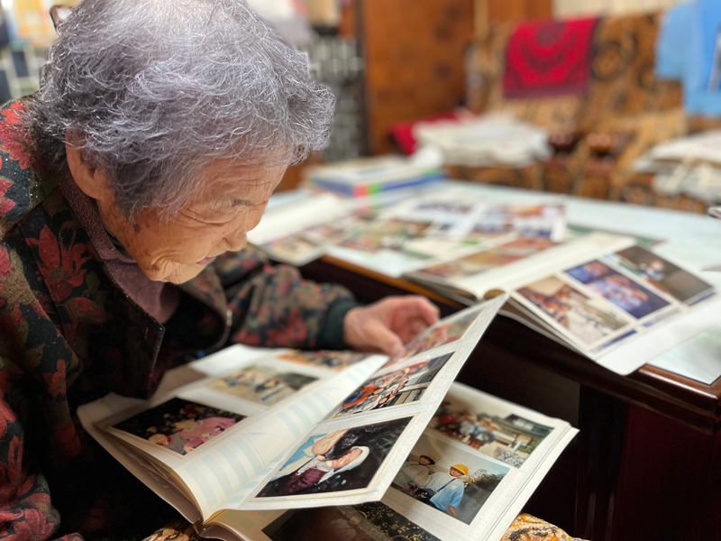 アルバムをめくる哲代さん。（写真／中国新聞社）