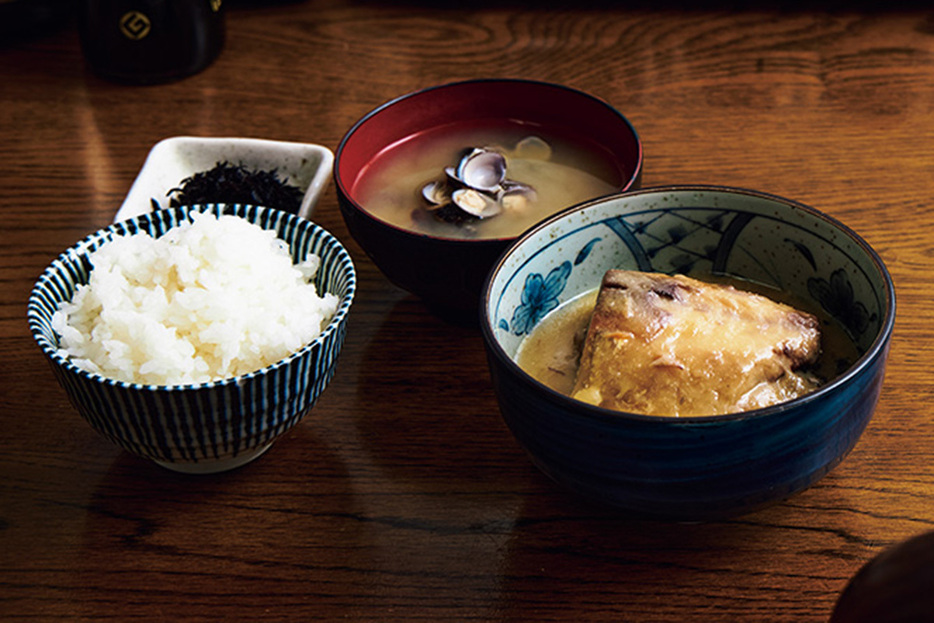 サバの味噌煮は脂がのった“カミ”（1,450円）と、筋肉質で引き締まった身の“シモ”（1,350円）の2種類がある。写真はカミ。ご飯と味噌汁はおかわり自由。