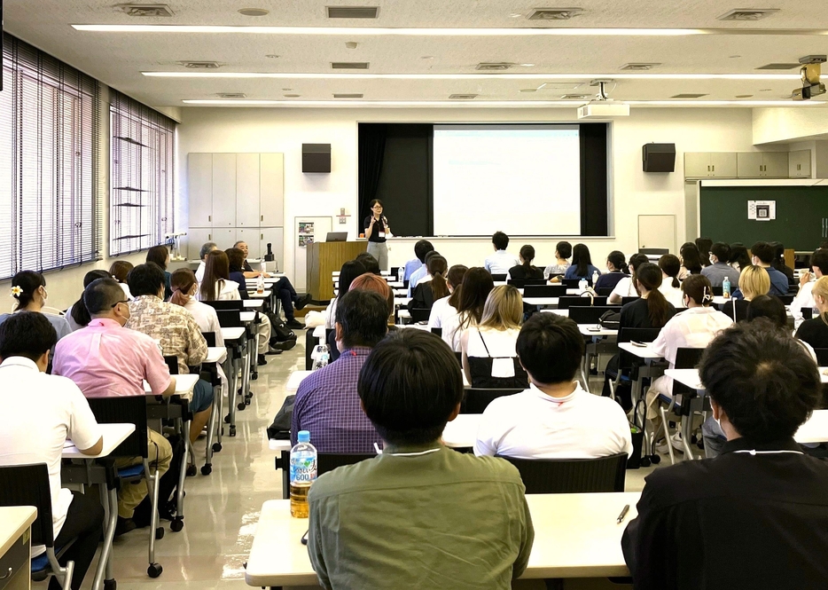 横浜市立大学医学部で開催された日本法医学会の「学生のための法医学セミナー」。冒頭、世話人の井濱容子・同大教授があいさつした＝2024年8月24日、横浜市【時事通信社】