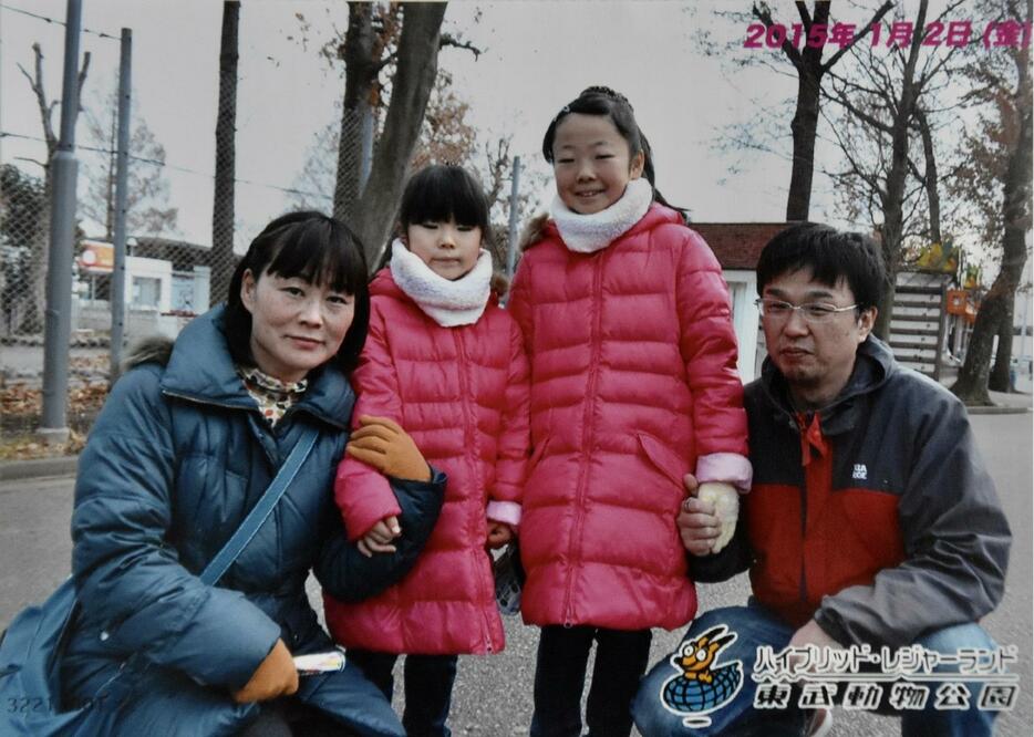 事件が起きる約8カ月前の2015年1月2日、東武動物公園に遊びに行った時に撮った加藤さん家族の写真（加藤裕希さん提供）