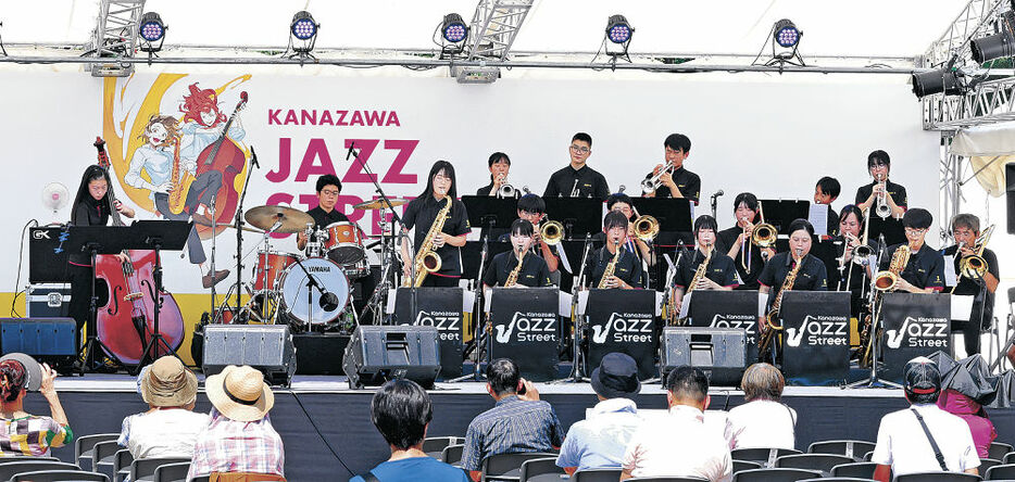 開幕を盛り上げる演奏を披露する「ＪＡＺＺ―２１」＝１４日午前１０時５０分、金沢市のいしかわ四高記念公園