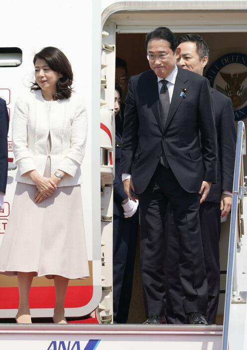 韓国に向け、羽田空港を出発する岸田首相と妻の裕子さん＝6日午前