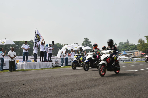 西ジャワ州ボゴール県セントゥルのサーキット場で22日、改造電動バイクのレースが開催された（エネルギー・鉱物資源省提供）