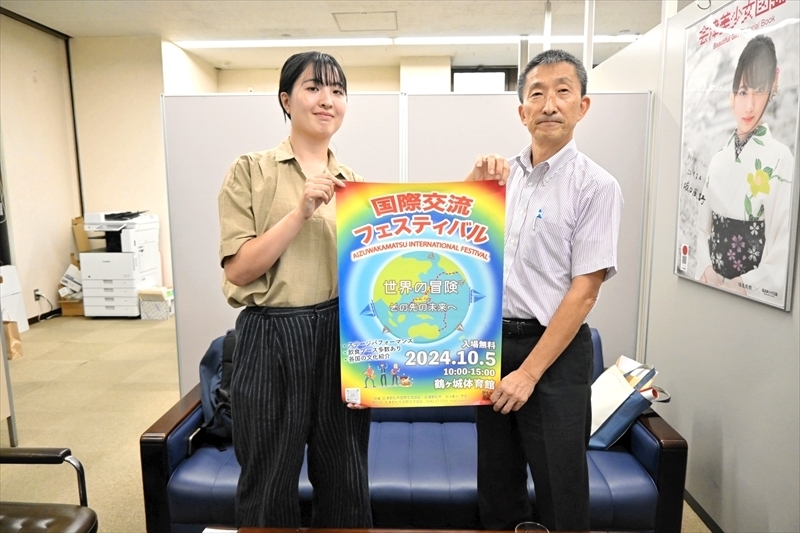 来場を呼びかける室田さん（左）と小林さん