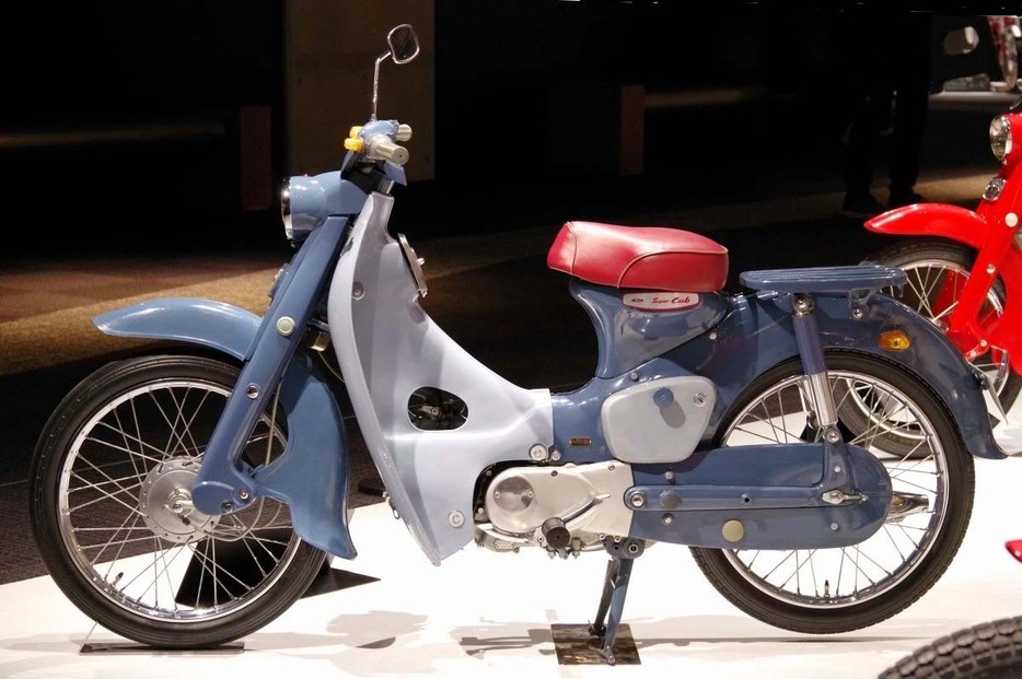 1958年にデビューした初代カブのスーパーカブC100（トップ画像）も50cc。1982年に50ccの生産台数は278万台を超えたが、近頃は9万台規模に激減。また日本専用となっており、コストも上昇していた。