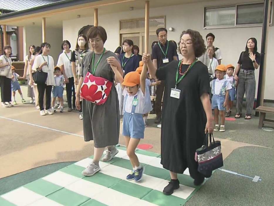 愛知県津島市の瑞泉寺幼稚園で開かれた交通安全教室