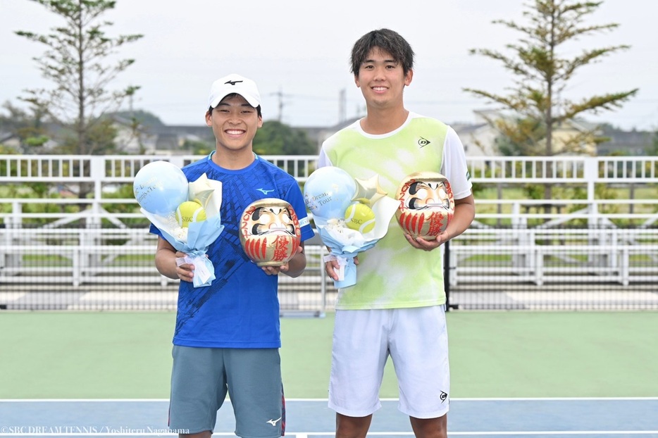 「ITF男子ワールドテニスツアーM25 SBC DREAM TENNIS国際大会」（群馬・清水善造メモリアルテニスコート）の男子ダブルスで優勝を飾った川橋勇太（Team REC／右）と松田龍樹（ノア・インドアステージ）（©SBC DREAM Tennis 事務局、撮影◎長浜功明）