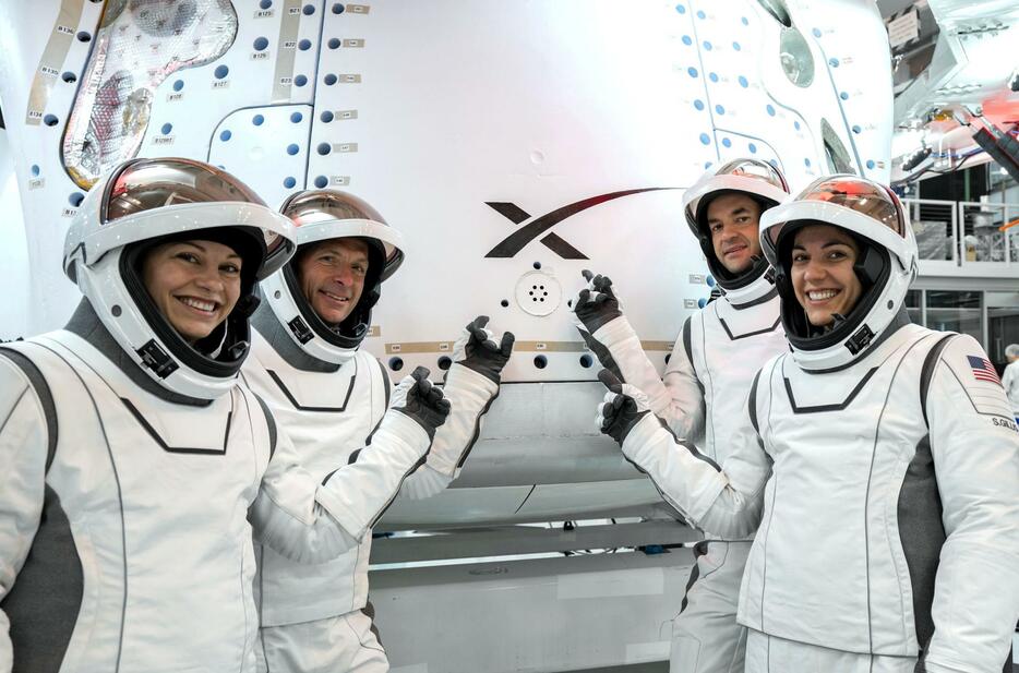 スペースXの宇宙服を着たアイザックマン氏（右から2人目）ら宇宙旅行に向かう4人＝3月（同社提供・共同）