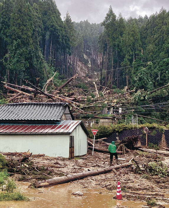 地滑りで大量の木や土砂が流れ込んだ集落＝輪島市町野町桶戸