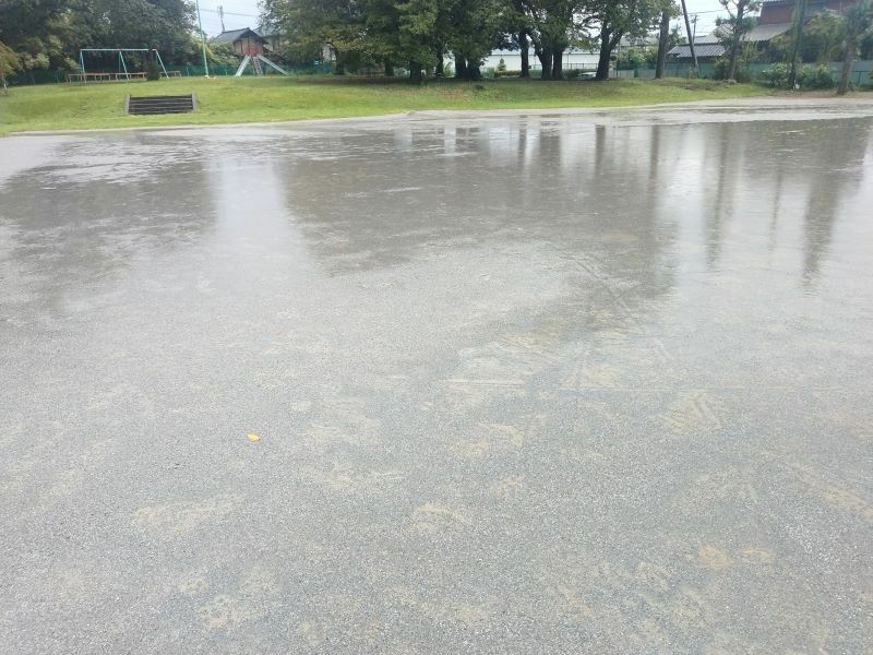 降り続く雨で冠水した公園のグランド=1日正午ごろ、さいたま市北区