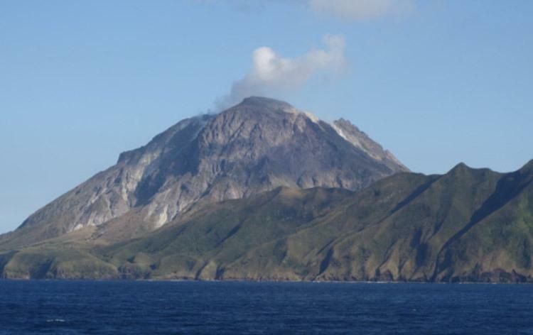 鬼界カルデラの外輪山の一部である薩摩硫黄島（上木賢太氏撮影／JAMSTEC火山・地球内部研究センター提供）