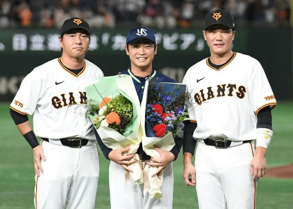 　長野（左）と坂本（右）から花束を渡され、笑顔を見せる青木＝１４日