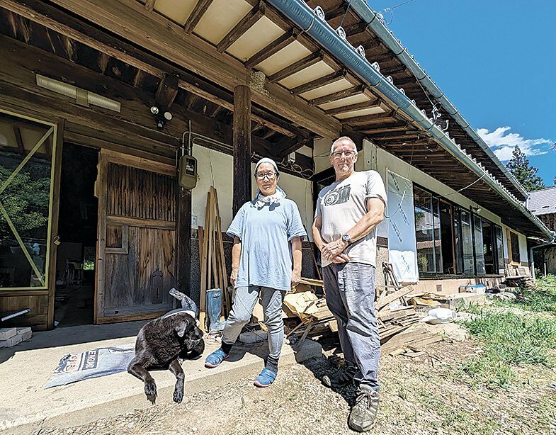 築約160年の古民家をカフェ・ゲストハウスとして改装しているコイトさん夫妻