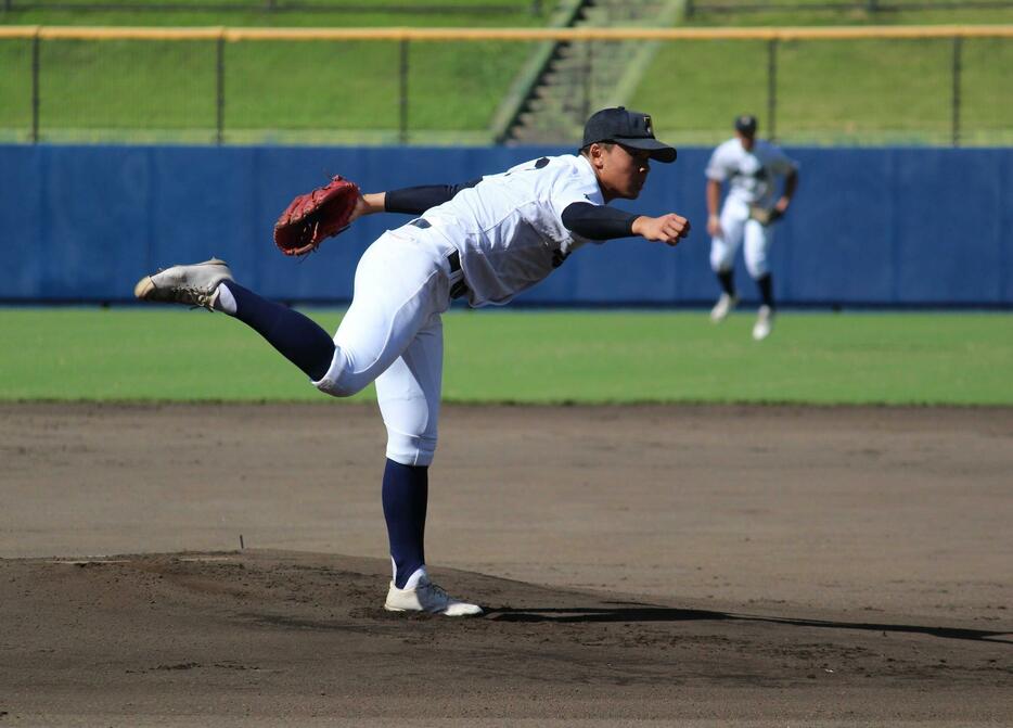 左足首脱臼骨折明けながら徳島北相手に9回135球6安打11奪三振3四球2失点と好投した城東・藤倉 和人選手（2年）