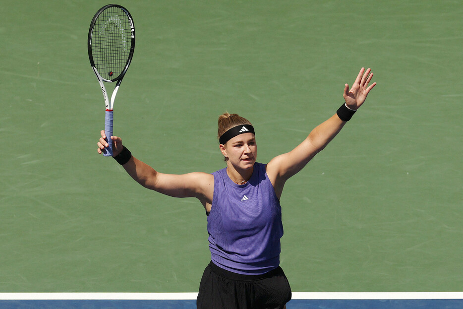 テニスの四大大会最終戦、全米オープンは４日、ニューヨークで行われ、シングルス準々決勝で女子はカロリナ・ムホバ（写真）がベアトリス・アダドマイアに６―１、６―４で快勝し、２年連続で準決勝へ進んだ。