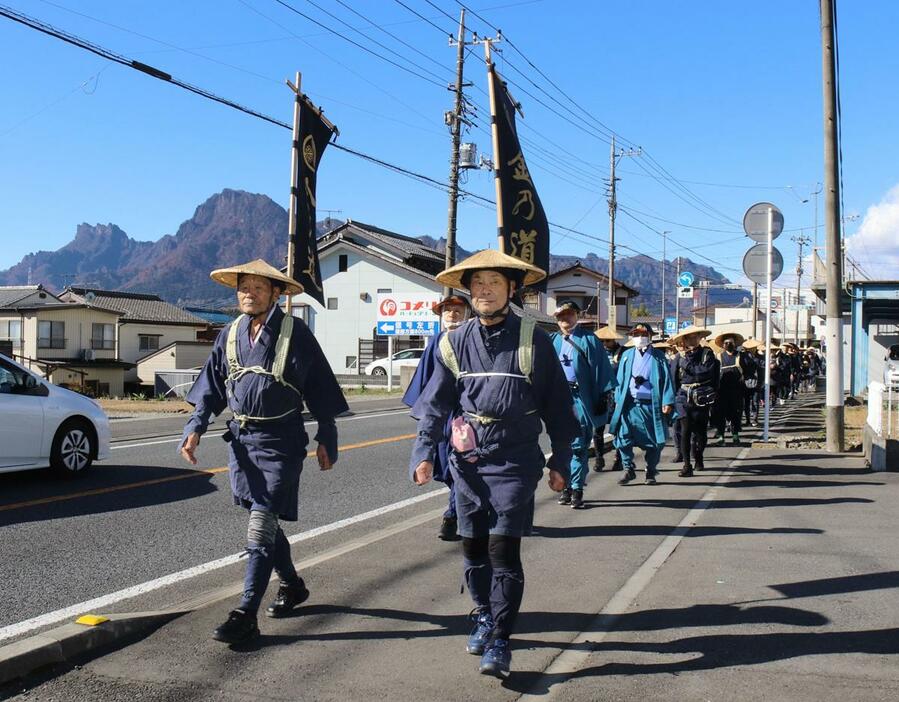 群馬県安中市で行われたウオークイベントの参加者=2023年12月