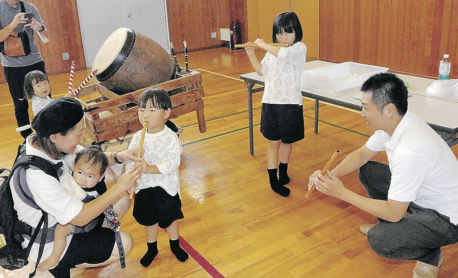 笛や太鼓を体験する子ども＝砺波市庄東小