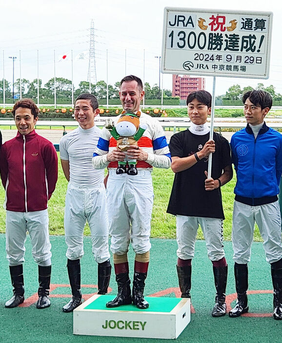 中京７ＲでＪＲＡ通算１３００勝を達成したミルコ・デムーロ騎手(カメラ・玉木　宏征)