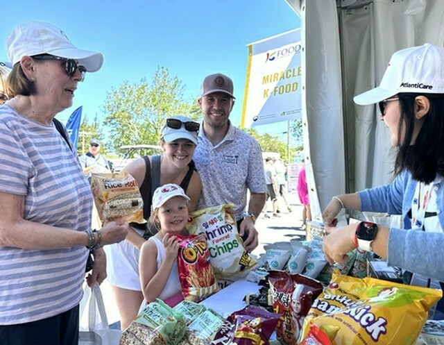 海外で行われた韓国スナック菓子のPRイベント（農林畜産食品部提供）＝（聯合ニュース）≪転載・転用禁止≫