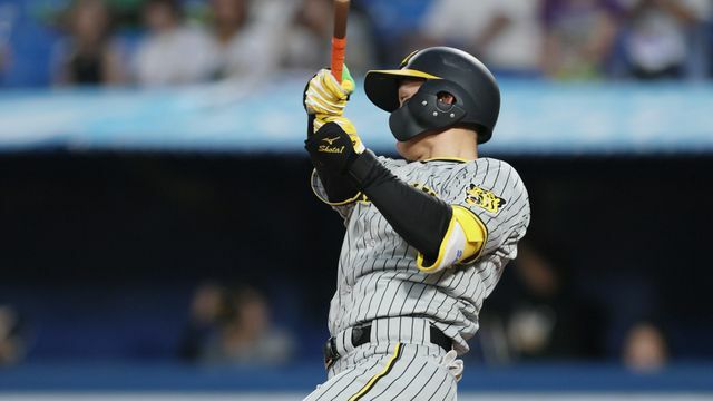 先制タイムリーを放った阪神の森下翔太選手(写真：時事)