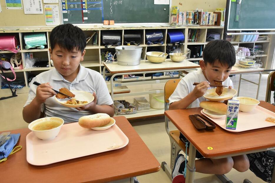 地元食材を使った給食を堪能する子どもたち（万倉小で）