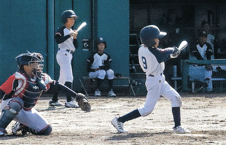 三回裏無死一塁。適時三塁打を放つ富山南部の小津＝小矢部市の小矢部野球場